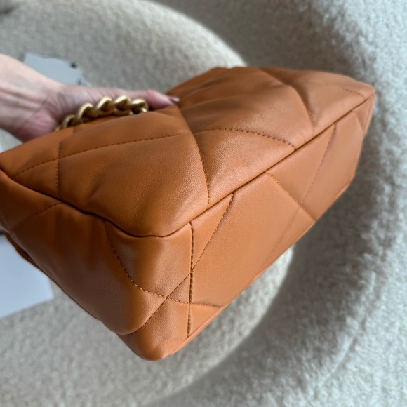 Chanel 19 Caramel color medium size - Picture 3 of 8